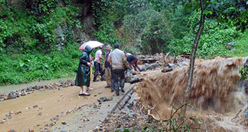 Rize`de Sağanaktan Dereler Taştı