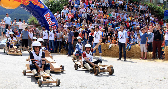 Formulaz`da Tahta Araba Yarışları Nefes Kesti