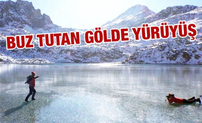 Buz Tutan Göl Yüzeyinde Yürüdüler