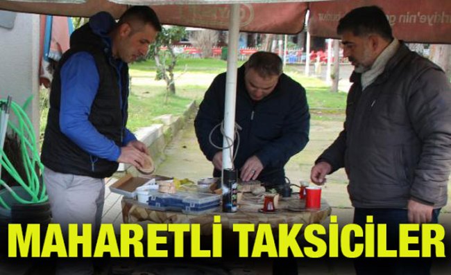 Boş Vakitlerinde Durakta Süs Eşyası Yapıyorlar