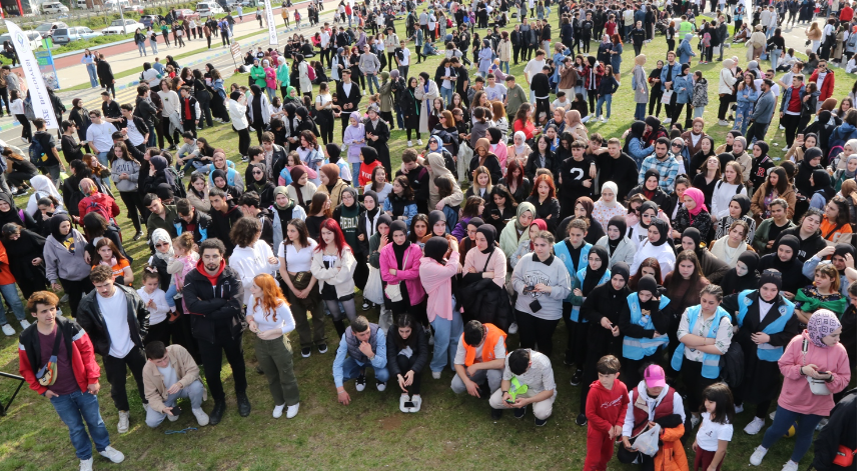 Gençlik Şöleni sucuk ekmek ile lezzetlendi