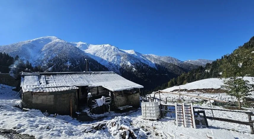 Rize'nin yüksek kesimlerine kar yağdı