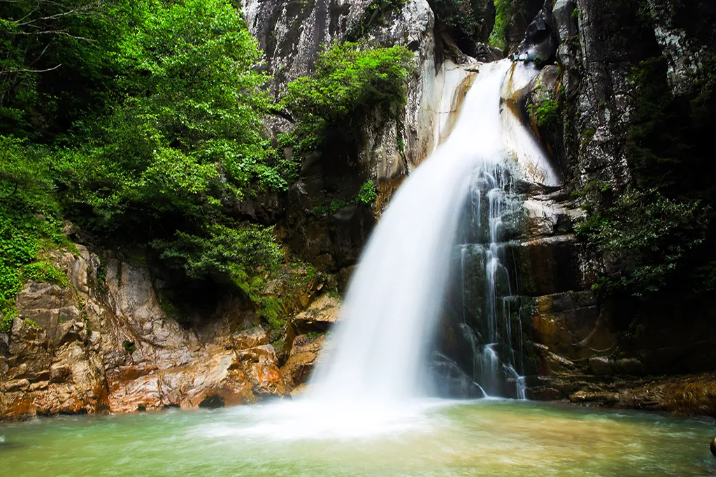 DÜŞERKEN YEŞİLE BOYANAN SU