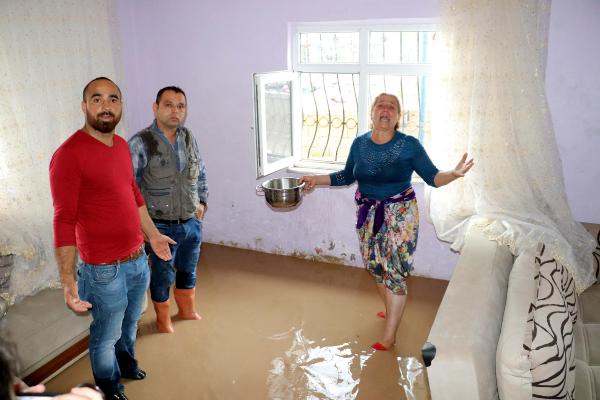 Ereğli'de sağanak; evi su bastı, TIR kanala devrildi