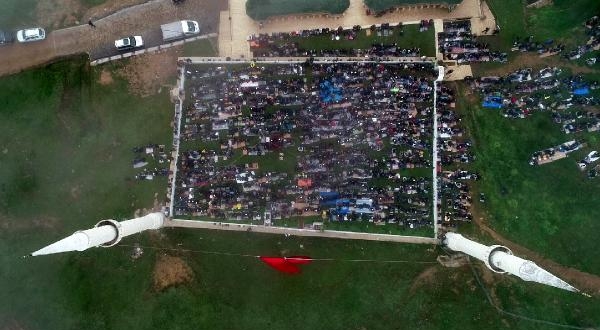 557 yıllık üstü açık camide namaz geleneği yaşatılıyor