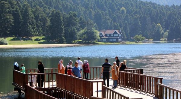 Gölcük Tabiat Parkı'na bayramda ziyaretçi akını