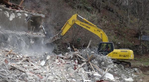 Uzungöl'de 48 Kaçak Yapı Yıkıldı