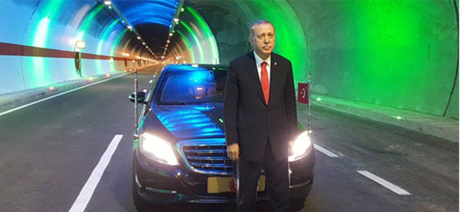 HAZİRAN 13.06.2018 Cumhurbaşkanı ve AK Parti Genel Başkanı Recep Tayyip Erdoğan, Trabzon mitinginin ardından helikopterle gittiği Rize`de, İkizdere ile Erzurum`un İspir ilçeleri arasındaki Ovit Dağı Geçidi`nde yapılan, 14,3 kilometre ile Türkiye`nin en uzun, dünyanın 2`nci uzun çift tüplü karayolu tüneli olan Ovit Tünelinin açılış törenine katıldı.