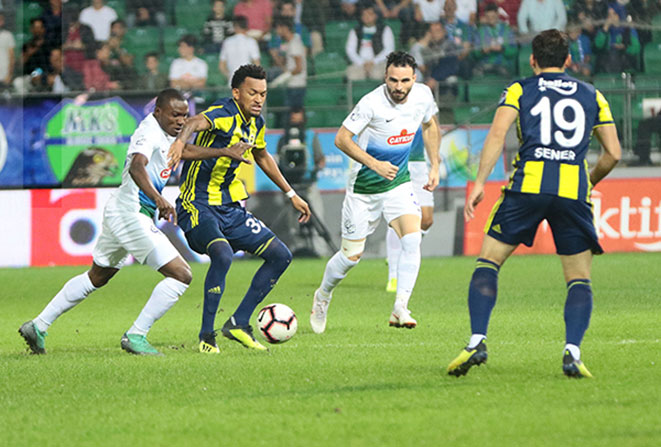 30.09.2018 Spor Toto Süper Lig`de Çaykur Rizespor, sahasında Fenerbahçe`yi ilk yarıda bulduğu gollerle 3-0 mağlup etti. Yeşil mavililer bu sonuçla sezonun ilk galibiyetini almış oldu.