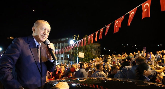 10.08.2018 Cumhurbaşkanı Recep Tayyip Erdoğan, gece geç saatlerde geldiği memleketi Rize`nin Güneysu ilçesinde hemşerilerine seslendi.