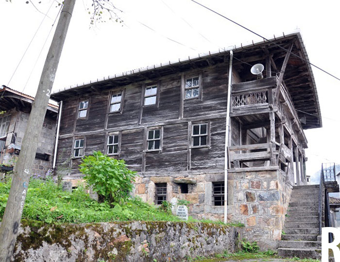 Hemşin İlçesi Bilenköyde yer almaktadır. Mimari ve süsleme özellikleri bakımından yöredeki diğer ahşap camilere benzerliği nedeniyle 18. yüzyılda yapıldığı tahmin edilmektedir. Alt katında dershane vb. amaçlarla kullanılan odalar mevcuttur. Caminin giriş kapısı, minber, mahfil ve balkonlardaki ahşap süslemeler camide dikkat çeken unsurlardır.