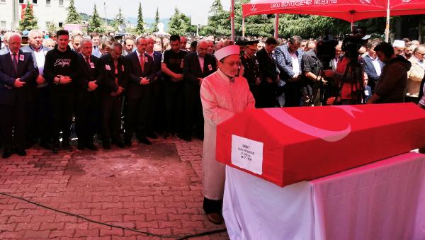 Öğlen kılınan cenaze namazının ardından şehit Altuntaş’ın naaşı ilçeye bağlı Uzundere Mahallesi'ndeki aile kabristanlığında toprağa verildi.