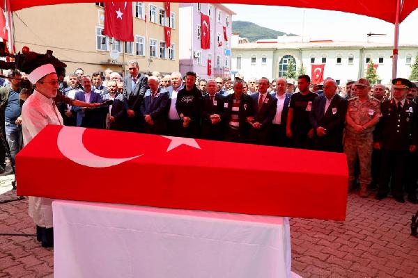 Cenazesi, Ordu’nun Aybastı ilçesine getirilen Şehit Piyade Sözleşmeli Er Salih Altuntaş için İmam Hatip Lisesi bahçesinde cenaze töreni düzenlendi.