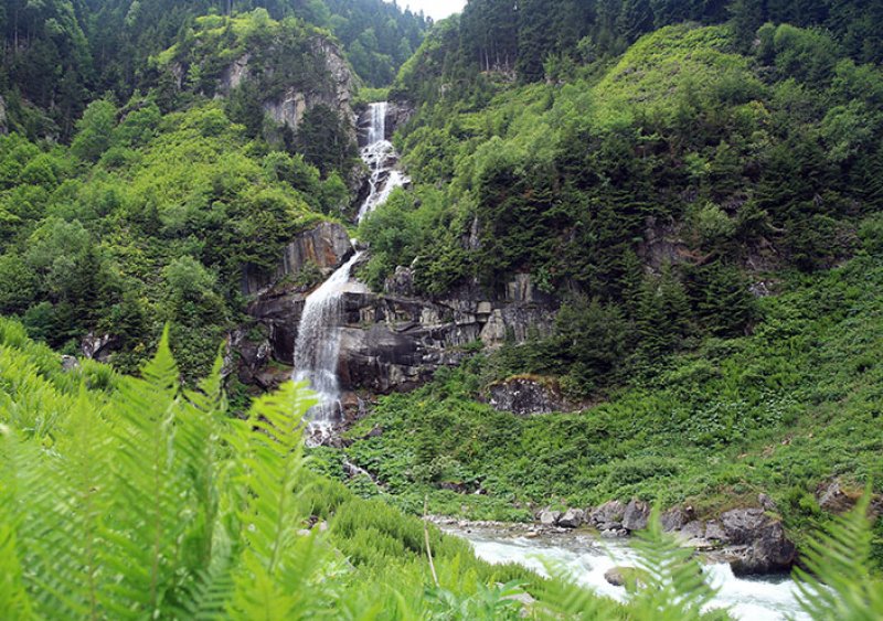 Rize ilinde Türkiye’nin en çok bilinen Palovit, Bulut ve Ağaran şelalesi en çokta ziyaret alan turizm destinasyonlarındandır.