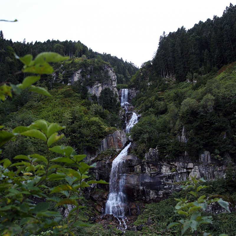 Cimil Şelalesi ise bu şelalelerden farklı olarak bin 703 metre yukarıdan gelen suların Cimil deresine döküldüğü 25 metrelik bir şelaledir. Rize merkeze yaklaşık 1 saatlik mesafede İkizdere ilçesi merkezine 20 dakikalık mesafede bulunan Cimil Şelalesinin bir diğer adı da Akırgel’dir. 

Soğanlı Dağları’yla Kaçkar Dağları arasında yer alan Çapans Tepeleri’nin keskin yamaçlarındaki Cimil Vadisi güzergâhı, artık kullanılmayan eski bir kemer köprünün yanından başlıyor.