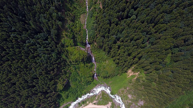 Ormanlık alanın ortasındaki kayalık bir platformdan süzülen şelale, uzunluğu kademelerle 75 metreyi bulan bir çağlayan yaratıyor.