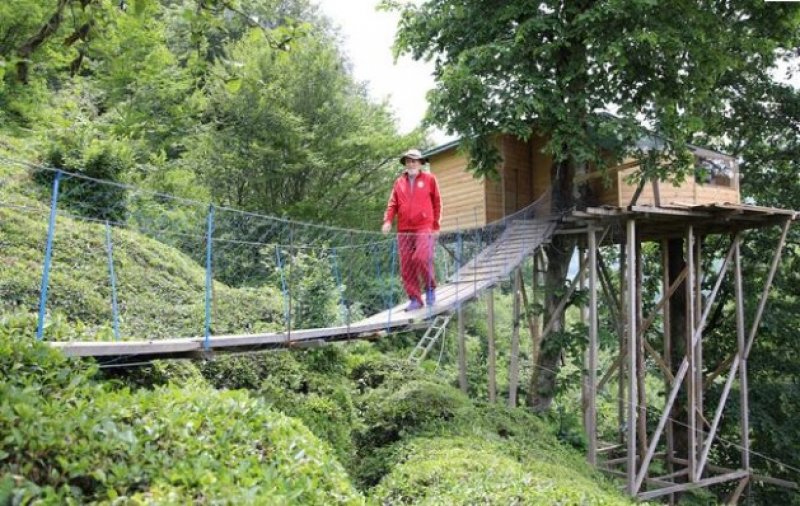 Bazıları gece uyurken sallanıyor diye korkuyor, bazılarının ise çok hoşuna gidiyor. Sonuçta ağaç biraz sallanabilir ama çok sağlam. Yağmur, kar, gökyüzü ve yıldızları seyretmek için üstünü açık yaptım. Değişik bir şey oldu, beğenildi. Yeşil ağaç yapraklarının ıhlamur çiçeklerinin içerisinde bir ağaç evimiz oldu. Çok sayıda talep alıyoruz İl dışından hatta yurt dışından. Farklı bir konsept oldu. Otel odası değil köy evi değil. Aileler gelip burada eğleniyor ve mutlu ayrılıyorlar” ifadelerini kullandı.