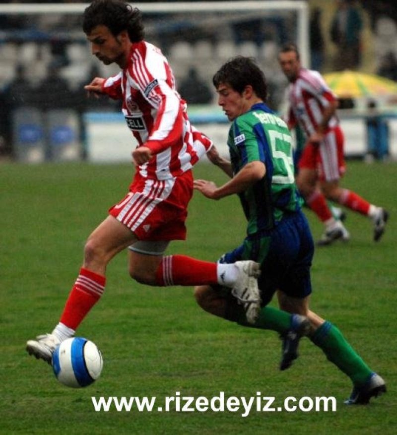 FERDİ ELMAS - Çaykur Rizespor'un 2005/2006 sezonunda Hollanda'dan kadrosuna kattığı genç futbolcu, kendisinden beklenen patlamayı yapamasa da yeşil-mavili takımda 53 numarayı giyen özel futbolcular arasında yer aldı.