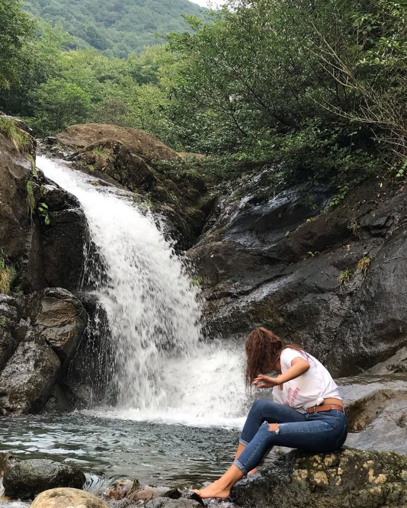 Ağaran Şelalesi'ni görmeye gelen yerli ve yabancı turistler eşsiz manzara karşısında büyüleniyor.