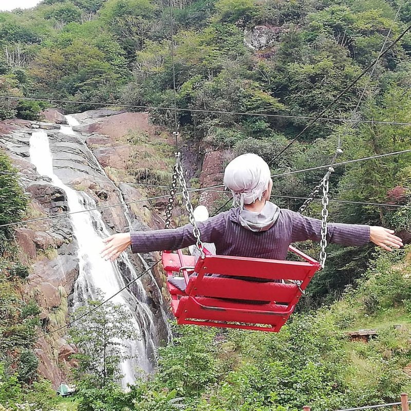 Şelaleyi ziyarete gelen turistler, karşılaştıkları manzara ile büyüleniyor.