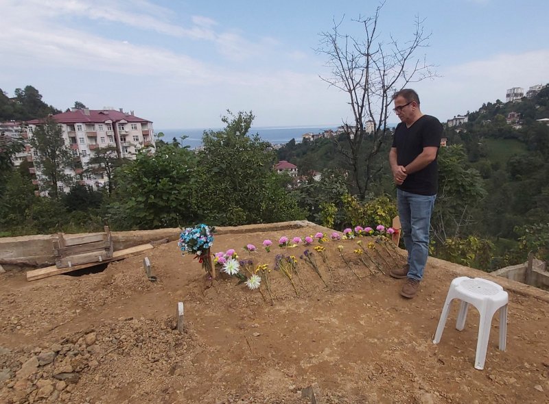 Karadenizli sanatçı Gökhan Birben, Neslican Tay'ın mezarını ziyaret etti.