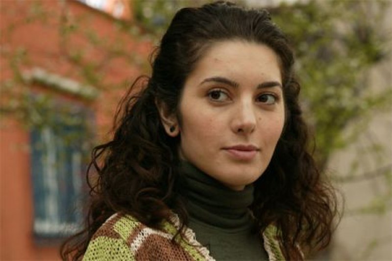 BAHAR YANILMAZ - Bir İstanbul Masalı, Kapıları Açmak, Esir Kalpler, İki Aile ve Geniş Aile dizilerinde rol alan oyuncu aslen Rizelidir.