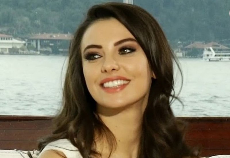 TUVANA TÜRKAY - Reklam filmleri ile çıkış yaptıktan sonra birçok dizi ve filmde rol alan güzel oyuncu baba tarafından Bulgaristan göçmeni, anne tarafından ise Rizelidir.