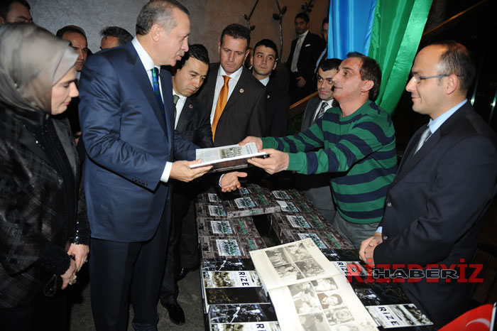 Başbakan Recep Tayyip Erdoğan, Fatih Sultan Kar’ın yazdığı‘Rize Spor Tarihi’ ve ‘Evvel Zaman İçinde Rize’ isimli kitapları inceledi.