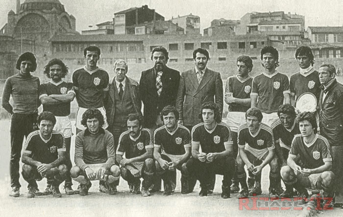 1976-77Senunda İETT Takımı İstanbul Şampiyonu oluyor ve bu başarıda Recep Tayyip Erdoğan başrolü oynuyordu. İETT Takımı kutlamalar sonrası hatıra fotoğrafı çektiriyordu.
