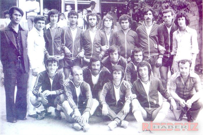 Şampiyon Erokspor, Gol Kralı Recep Tayyıp Erdoğan

Kasımpaşa’da düzenlenen Bahar Kupası Turnuvasında Erakspor Şampiyon, Recep Tayyip Erdoğan ( ayakta 6.) ise Gol Kralı oluyordu 1970