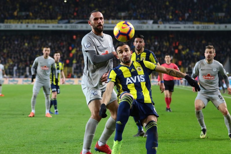 Çaykur Rizespor ile Fenerbahçe arasında Süper Lig’de oynanan 36 müsabakada ise sarı-lacivertlilerin galibiyet sayılarında 21-7 üstünlüğü bulunuyor. Ligde iki takımı karşı karşıya getiren 8 maçta ise taraflar eşitliği bozamadı.