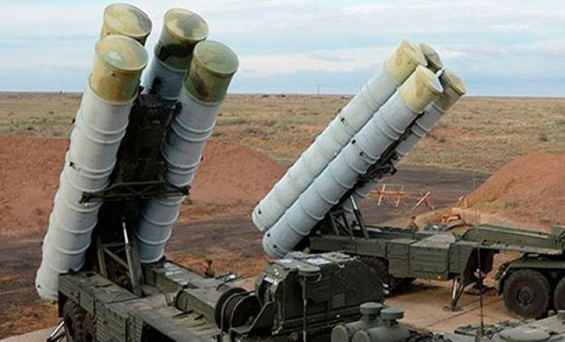 Rus yapımı S-400 hava savunma sistemlerinin Türkiye’ye teslimatına başlandı.