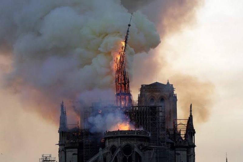 Fransa’nın başkenti Paris’te her yıl yaklaşık 13 milyon kişinin ziyaret ettiği Notre Dame Katedrali’nde yangın çıktı, tarihi yapıda büyük hasar oluştu.