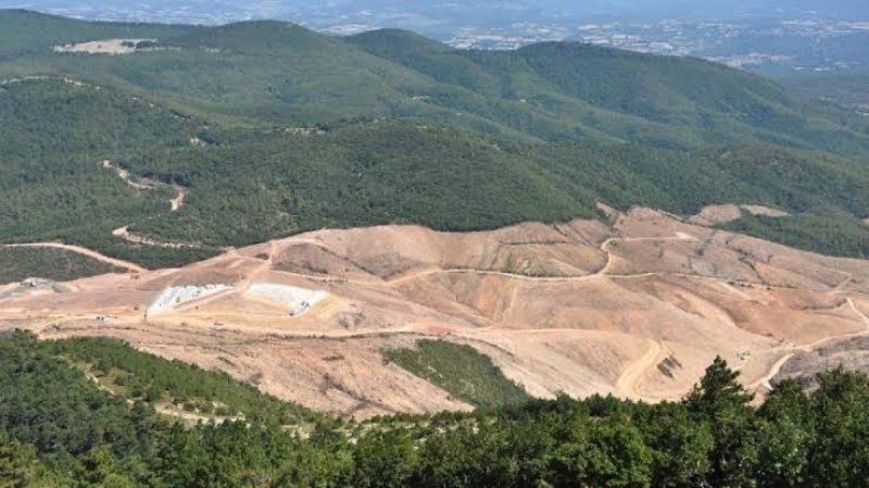 Kaz Dağları yakınlarındaki Çanakkale’nin Kirazlı köyünde yürütülecek altın arama faaliyetleri için kesilen ağaçlar ve siyanür kullanımı büyük tartışmaya neden oldu.