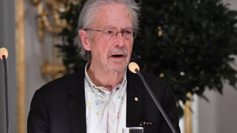 Sırp savaş suçlularını savunan Peter Handke’ye Nobel Edebiyat Ödülü verilmesi tüm dünyada tepkilere neden oldu.