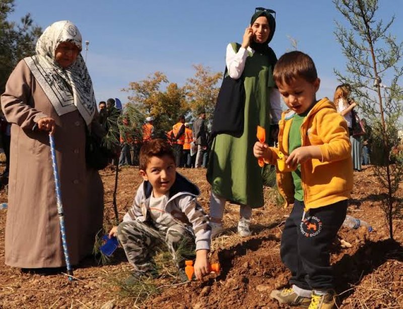 Geleceğe Nefes kampanyası kapsamında tüm Türkiye’de 14 milyona yakın fidan sahiplenildi.