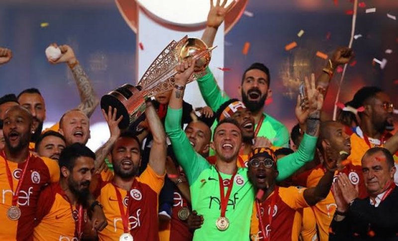 Galatasaray, Spor Toto Süper Lig'de 2018-2019 sezonunun 33. haftasında sahasında Medipol Başakşehir'i 2-1 yenerek bitime bir hafta kala 22. şampiyonluğunu ilan etti.