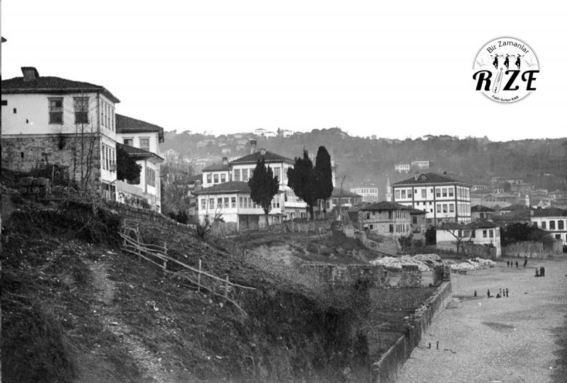 Rize şehir merkezinde tarihi yapılar ve mezarlık. Zamanla bu yapıların yerini yenileri alırken mezarlıklar da kaldırıldı. (1928)