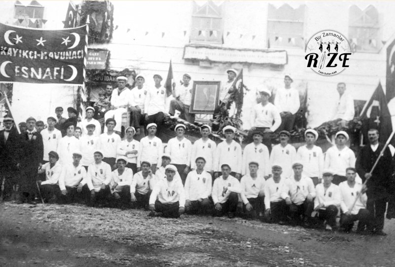 Rize merkezde yapılan Cumhuriyet Bayramı törenlerinde kayıkçı - mavnacı esnafı her zaman yerini alırdı. (1930)