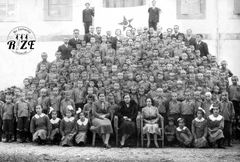 26 Kasım 1937 tarihinde Çocuk Esirgeme Kurumu (ÇEK) kamu yararına çalışan dernek olarak kabul edildi. Düzenlenen kampanya ile kumbaralarla ve makbuzlarla ülkenin her yanında yardımlar toplandı. Fotoğrafta kampanyaya katılan Rizeli öğrenciler ve öğretmenleri toplu halde görülüyor. (1937)