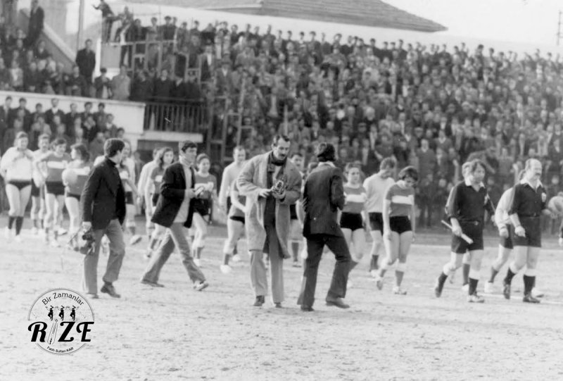 Şenol Birol’un jübilesi için Rizespor Veteranları ile karşılaşmak üzere Rize’de bulunan Dostlukspor’un bayan futbolcuları sahaya çıkıyor. (10 Temmuz 1972)