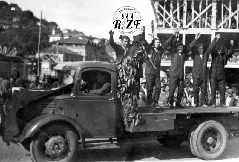 Horon her yerde! Cumhuriyet Bayramı töreninde yerel kıyafetleriyle, kamyonet kasasında horonla gösteri yapan Rizeliler (1954)