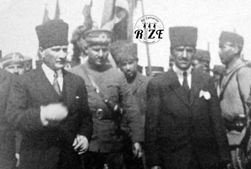 Gazi Mustafa Kemal Paşa kendisini Rize İskelesinde karşılayan Rize Valisi Mehmet Hurşit Bey ile Hükümet Konağına doğru giderken. (17 Eylül 1924)