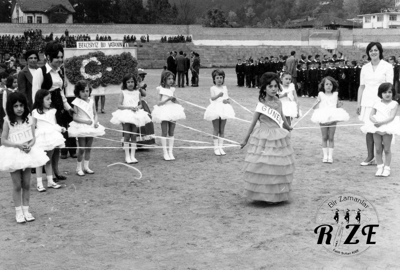 Gençlik ve Spor Bayramı dolayısıyla Rize Atatürk Stadında gösteri yapan öğrenciler (1967)