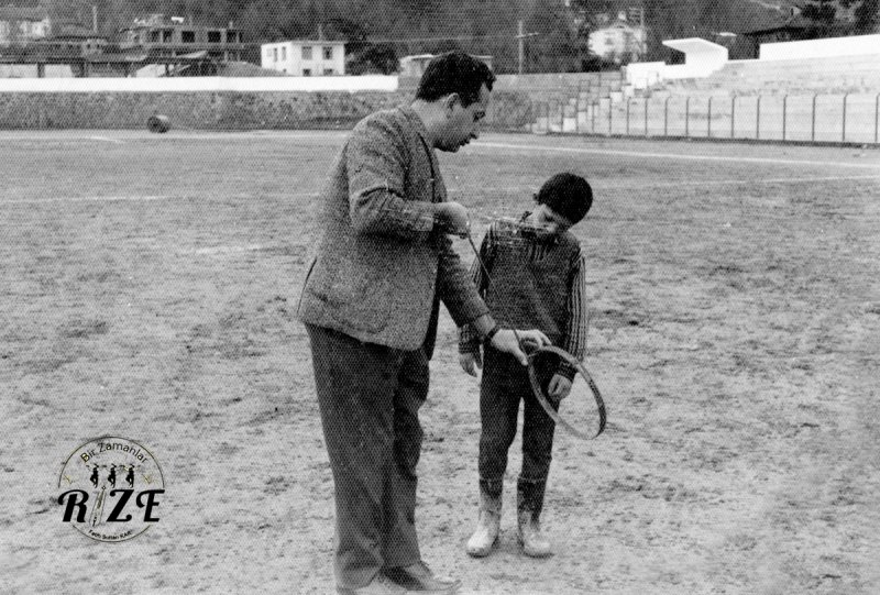 Hakan Agun, Rize’de yaygın olan, çember ve demirle oynanan “çıklı” oyununu bir çocuğa öğretiyor.