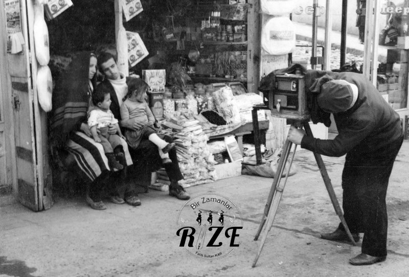 Rize’nin meşhur fotoğrafçılarından Muammer Saraç üç ayaklı fotoğraf makinesiyle bir aileyi fotoğraflıyor. (1972)