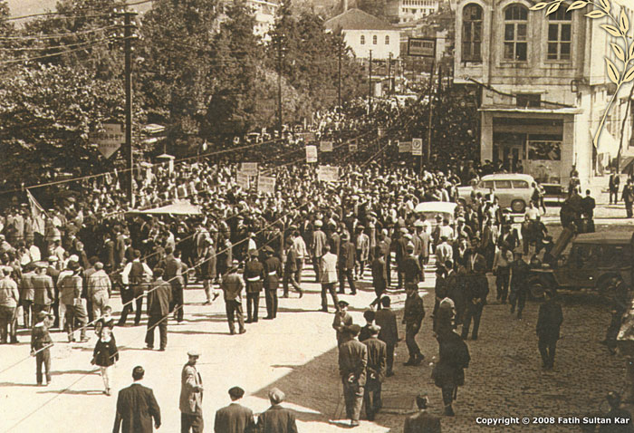 RİZE ÇAYSIZ, ÇAY RİZE’SİZ OLMAZ : Çay paketleme tesislerinin Rize’nin dışına çıkarılması girişimine tepki gösteren Rizeliler -1950
