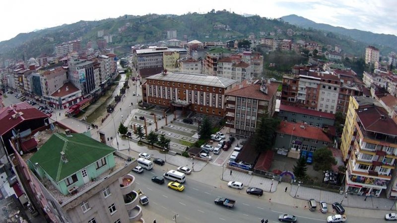 Ardeşen, Rize'de Lazların en fazla nüfusu sahip olduğu ve lazcanın en çok konuşulduğu yerdir. Ardeşen denilince akla tulum, atmaca ve doğal güzellikler gelir.