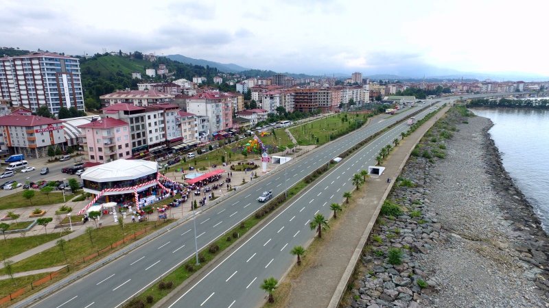 Ardeşen konum olarak turizm bölgesi olan Ayder, Çamlıhemşin yaylaları, Zil Kale'ye açılan bir kapıdır. Ardeşen insanı mertliği ile anılır, atmacacılık en çok Rize'nin Ardeşen ilçesinde yapılır.