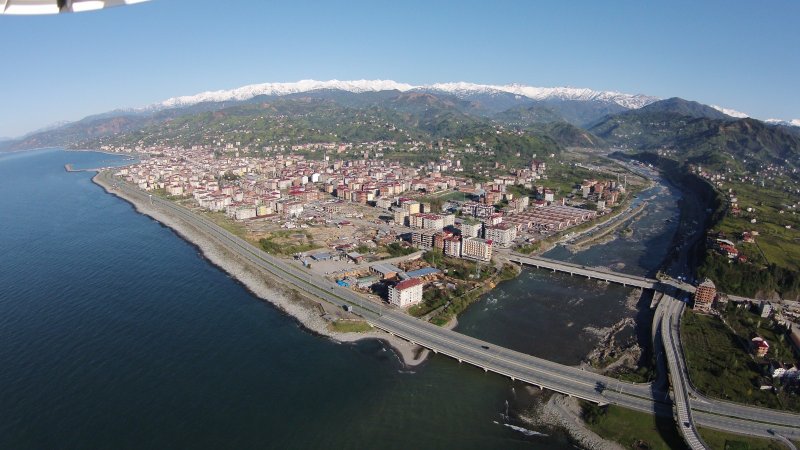 İlçenin Ardeşen adını alması bir rivayete göre şöyledir; Yavuz Sultan Selim Trabzon Sancak Beyi iken, Osmanlı tahtına sahip çıkmak ister ve bu amacı gerçekleştirmek için Kepa Sancak Beyi olan oğlunun yardımına gerek duyar. Yardım almak için sahil boyu bölgeden geçerken Fırtına Deresinde ağaç parçalarını görür. Bölge tamamen boş, bataklık ve çalılıktır. Çevresindekiler, kendisine bölgede kimsenin yaşamadığını söylediğinde; Yavuz Sultan Selim deredeki ağaç parçalarını göstererek 